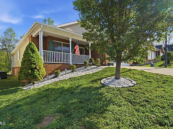 2nd image of 675 Willowcrest Pl