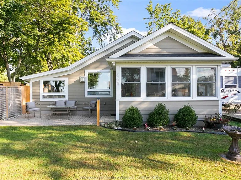 864 Lawrence Dr — Photo 1