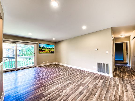 4th image of 6S082 Park Meadow Dr APT 8E