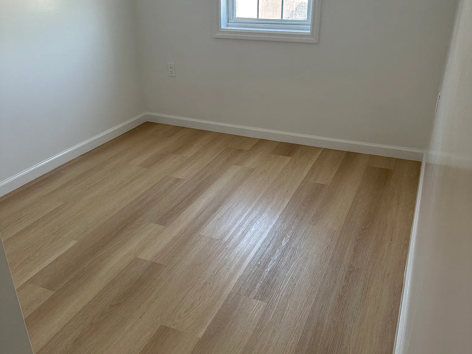 4 bed, 2400 sqft, $1,000 — Photo 4