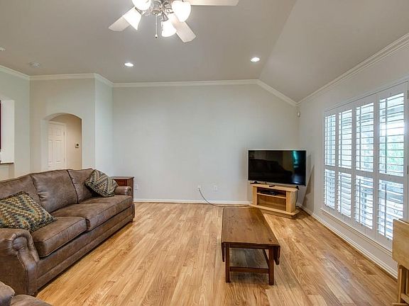 4th image of 10105 Grandview Dr