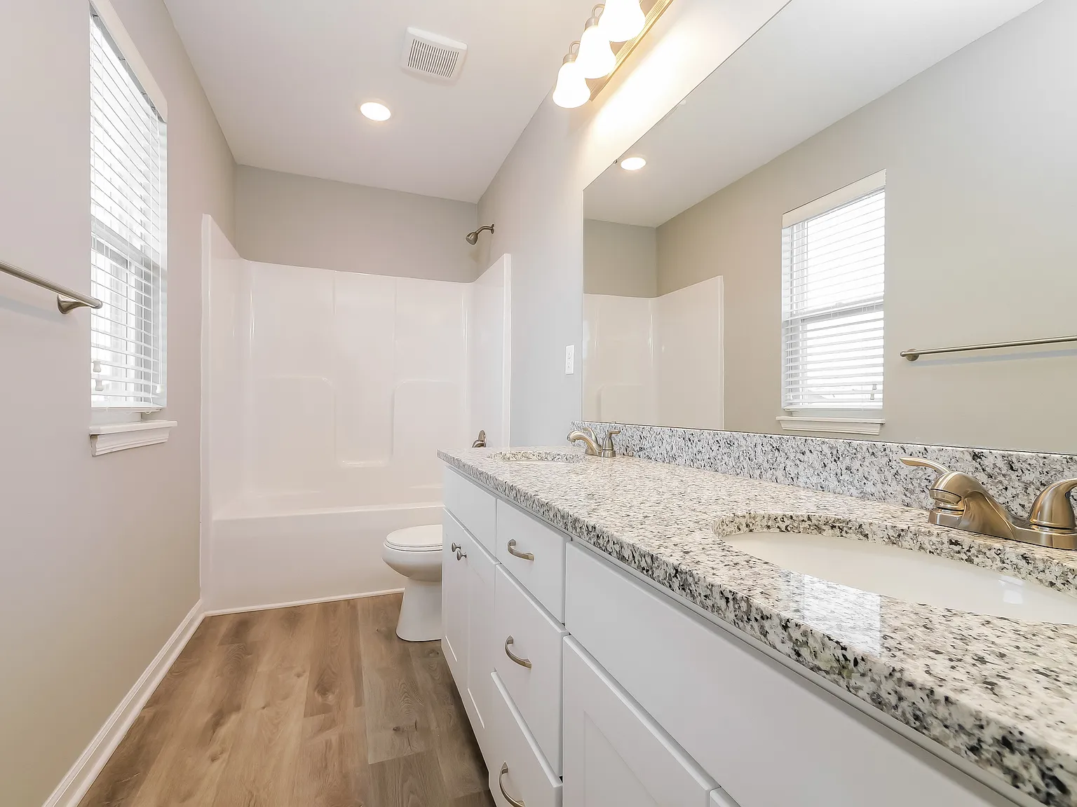 4 bed, 3.0 bath, 1971 sqft, $2,299 — Photo 3
