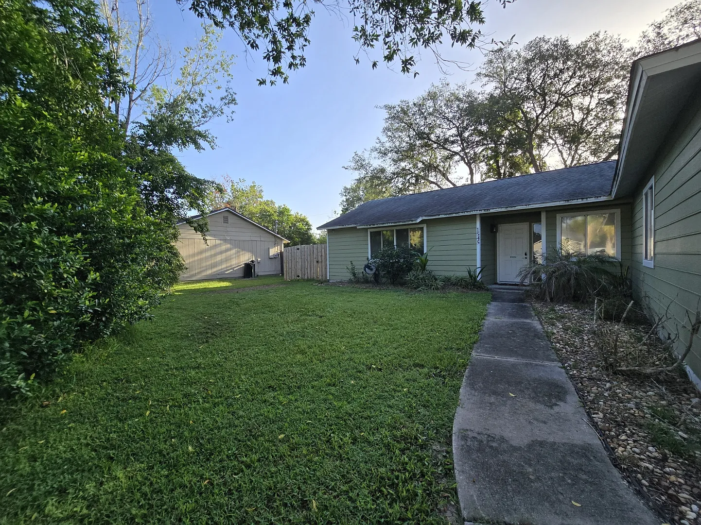 1545 Maxwell Ln — Photo 2