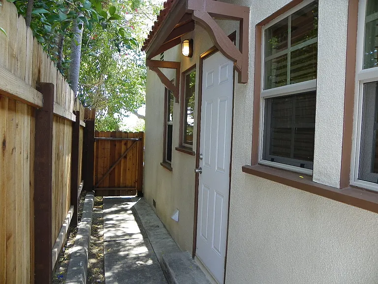 805 E Tujunga Ave — Photo 12