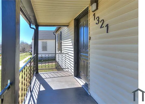 1321 Bellevidere Dr — Photo 2