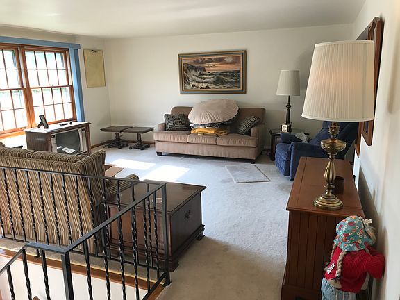 Bright, open livingroom