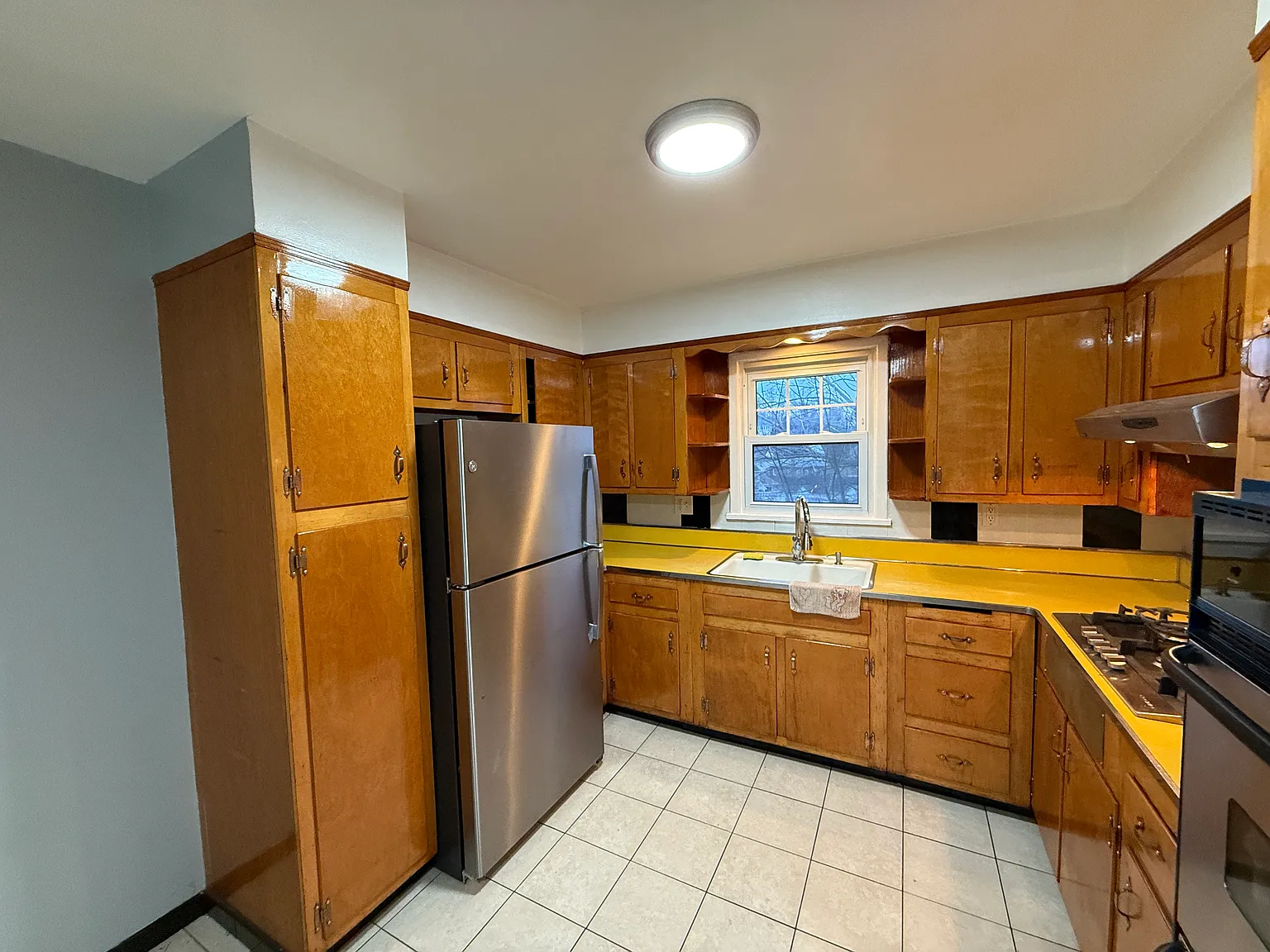 3 bed, 1200 sqft, $3,200 — Photo 2