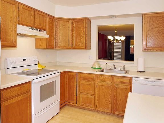 Kitchen with many cabinets