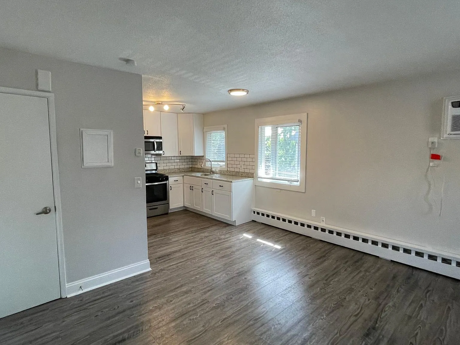 689 Lowry Ave NE — Photo 4