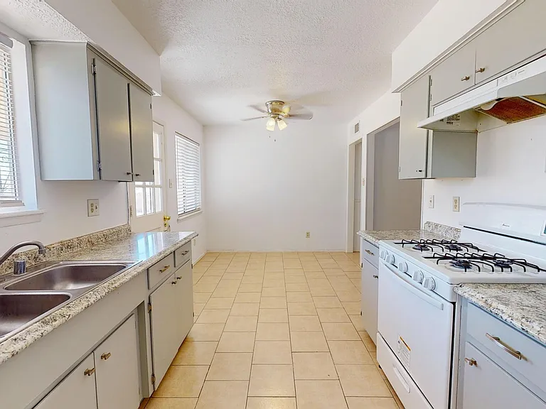 6925 Escondido Dr #B — Photo 12