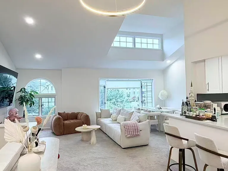 40 Oak Park Dr #2 — Photo 2