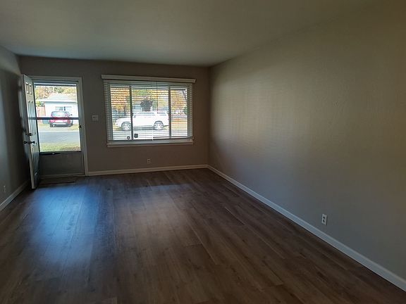 5th image of 3636 Alberta Ave
