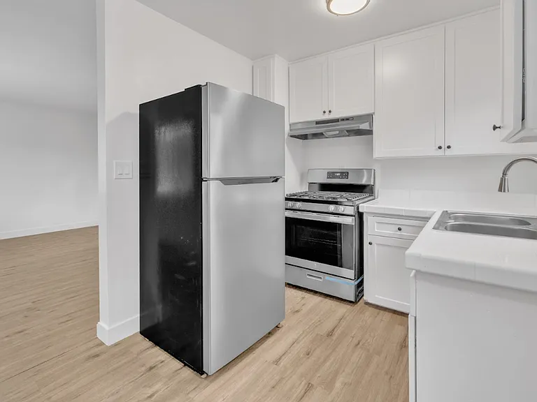 1055 Loma Ave — Photo 11
