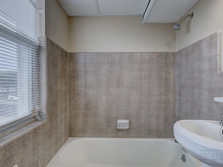 3131 N May Ave — Photo 8