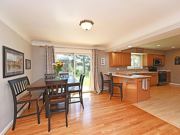 5th image of 8851 Roundhill Rd