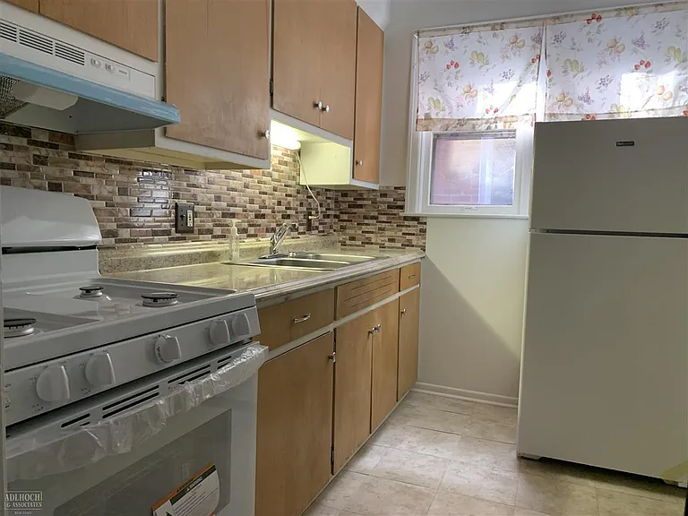 1092 Beaconsfield Ave — Photo 7