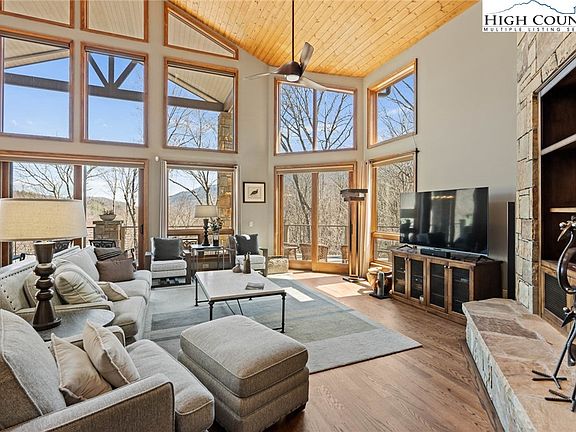 3rd image of 1138 Vista Way