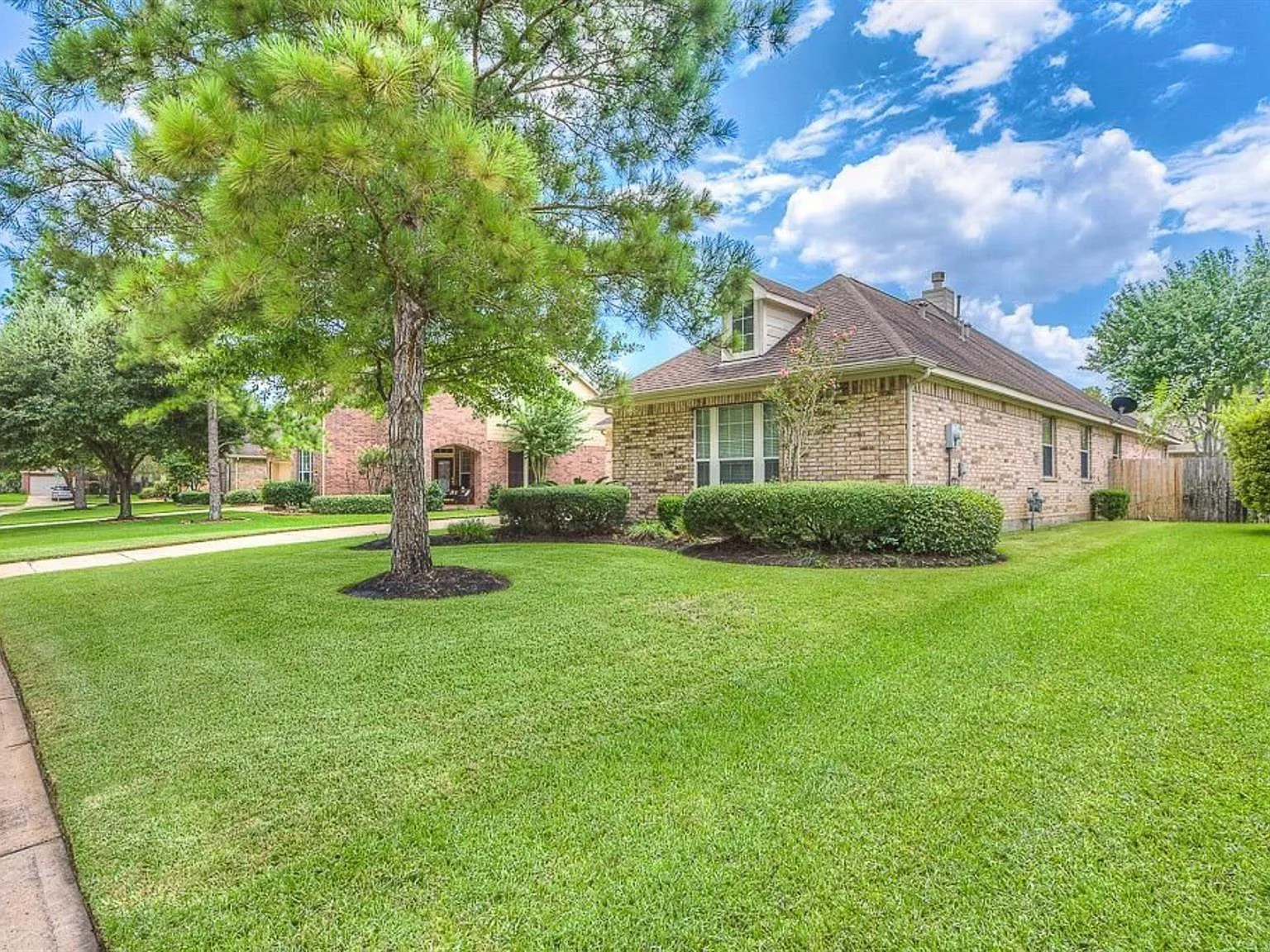 3 bed, 2.0 bath, 2225 sqft, $2,550 — Photo 3
