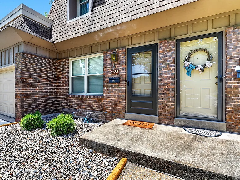 2387 Charlemagne Dr — Photo 2