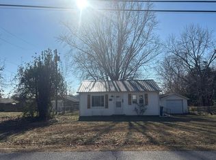 918 E Locust St, Bolivar, MO 65613
