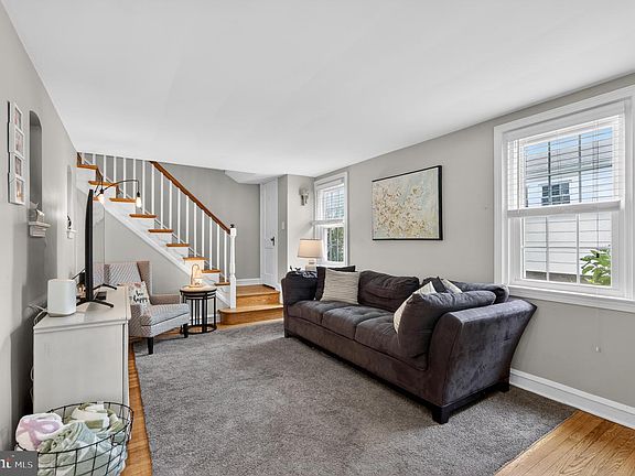 4th image of 109 Runnymede Ave