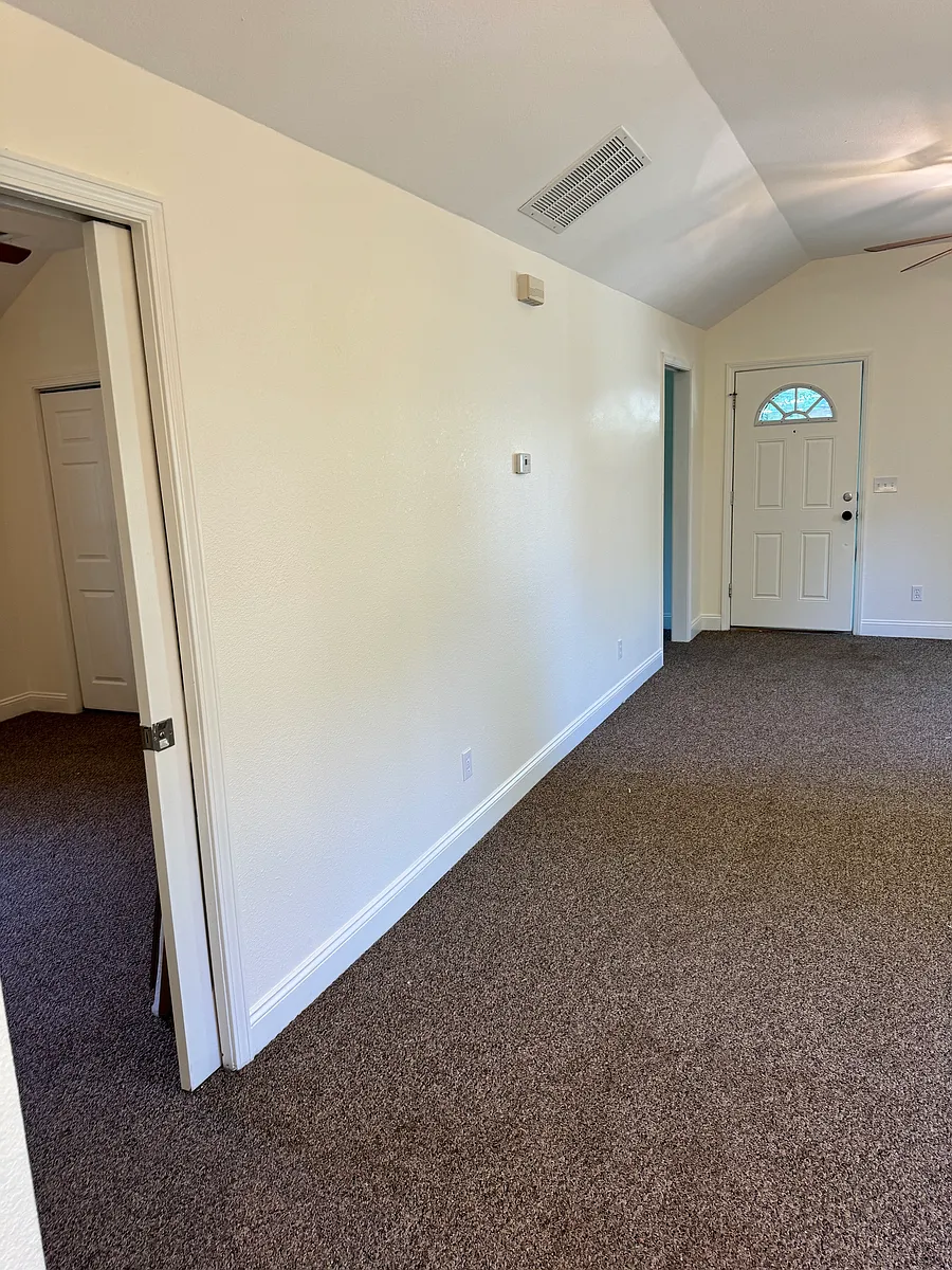 Building Photo - 309 N Oak Ave