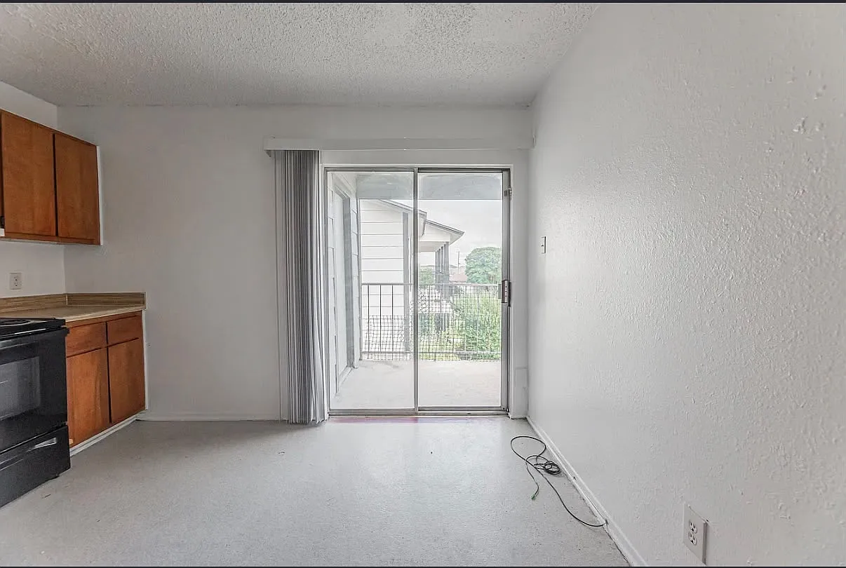 1606 Cedarhill Dr — Photo 3