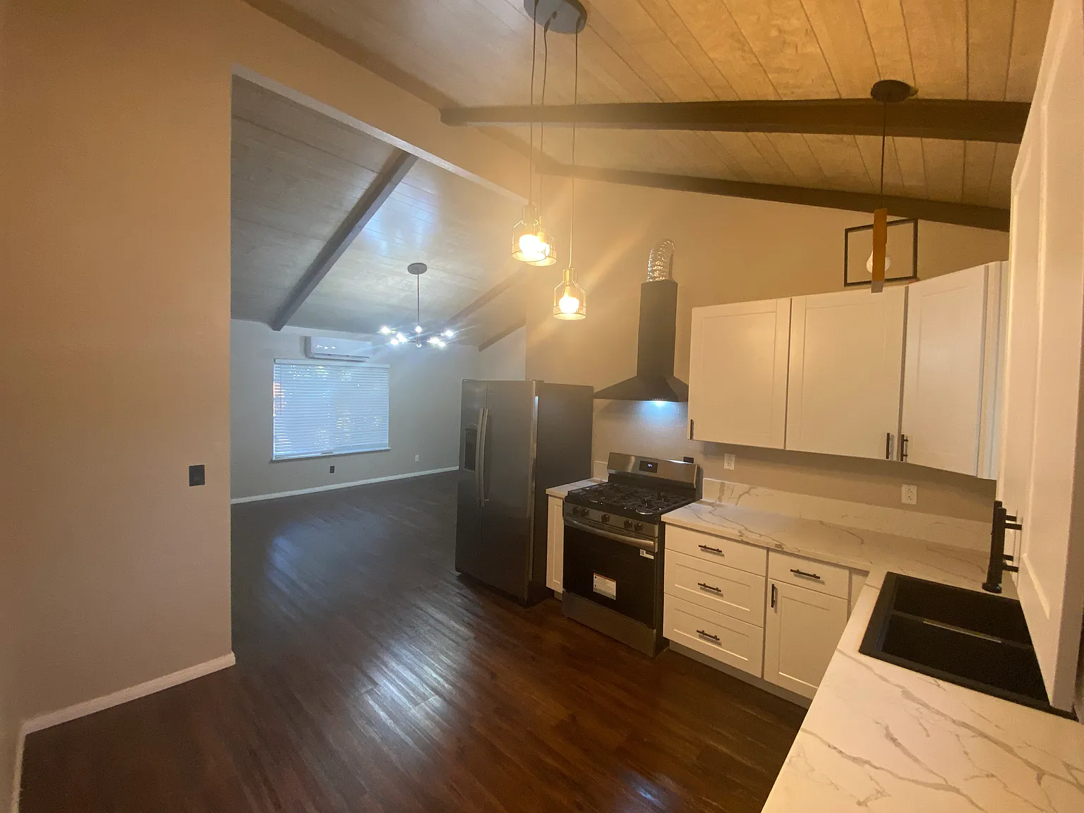 221 S Valley St — Photo 2