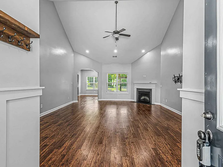 125 Bridgeport Dr — Photo 3