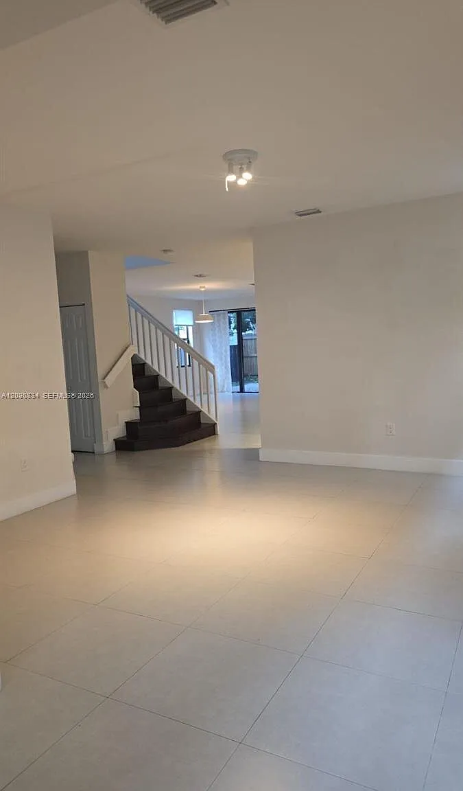 5 bed, 3205 sqft, $6,500 — Photo 3