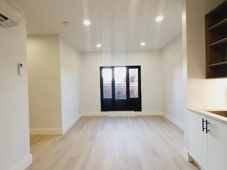314-316 Forrest St #404 — Photo 2