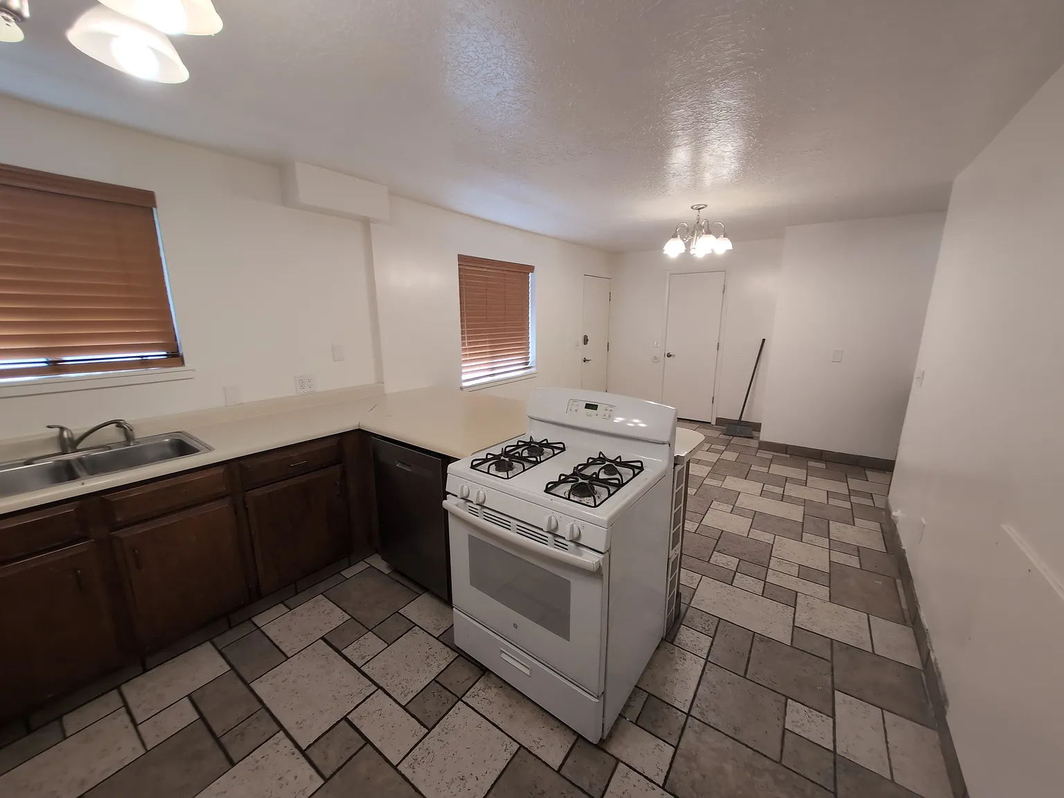 3 bed, 1.5 bath, 1430 sqft, $2,200 — Photo 4