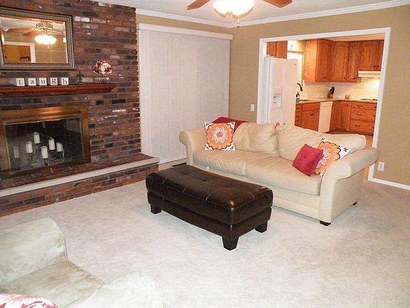5th image of 18 Glen Cove Dr