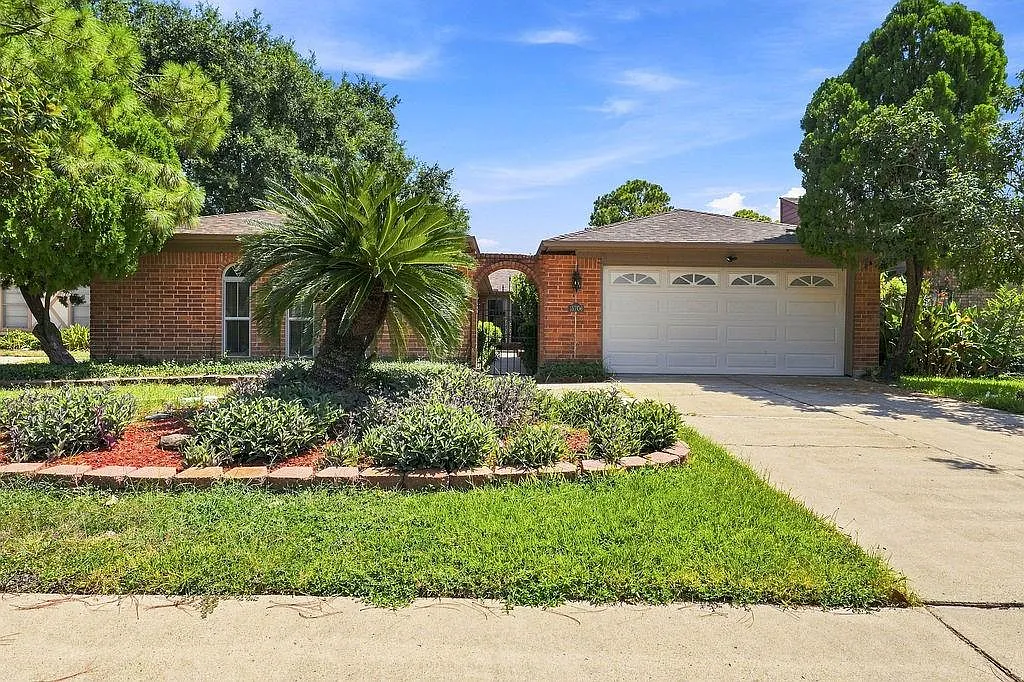 3 bed, 2.0 bath, 2039 sqft, $2,350 — Photo 2
