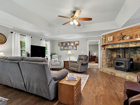 5th image of 305 Hillview Rd