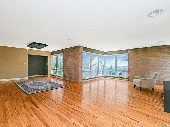 5th image of 18 Emerson Avenue