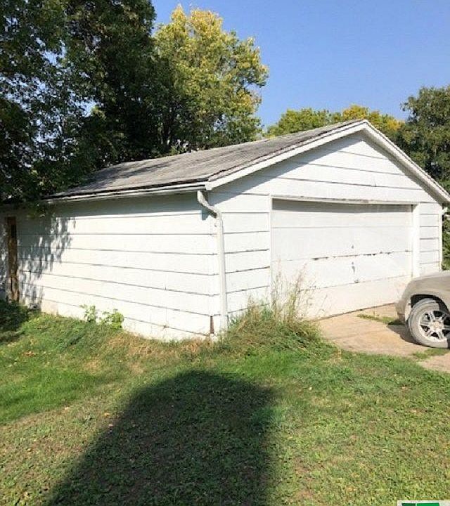 2nd image of 105 N Oak St