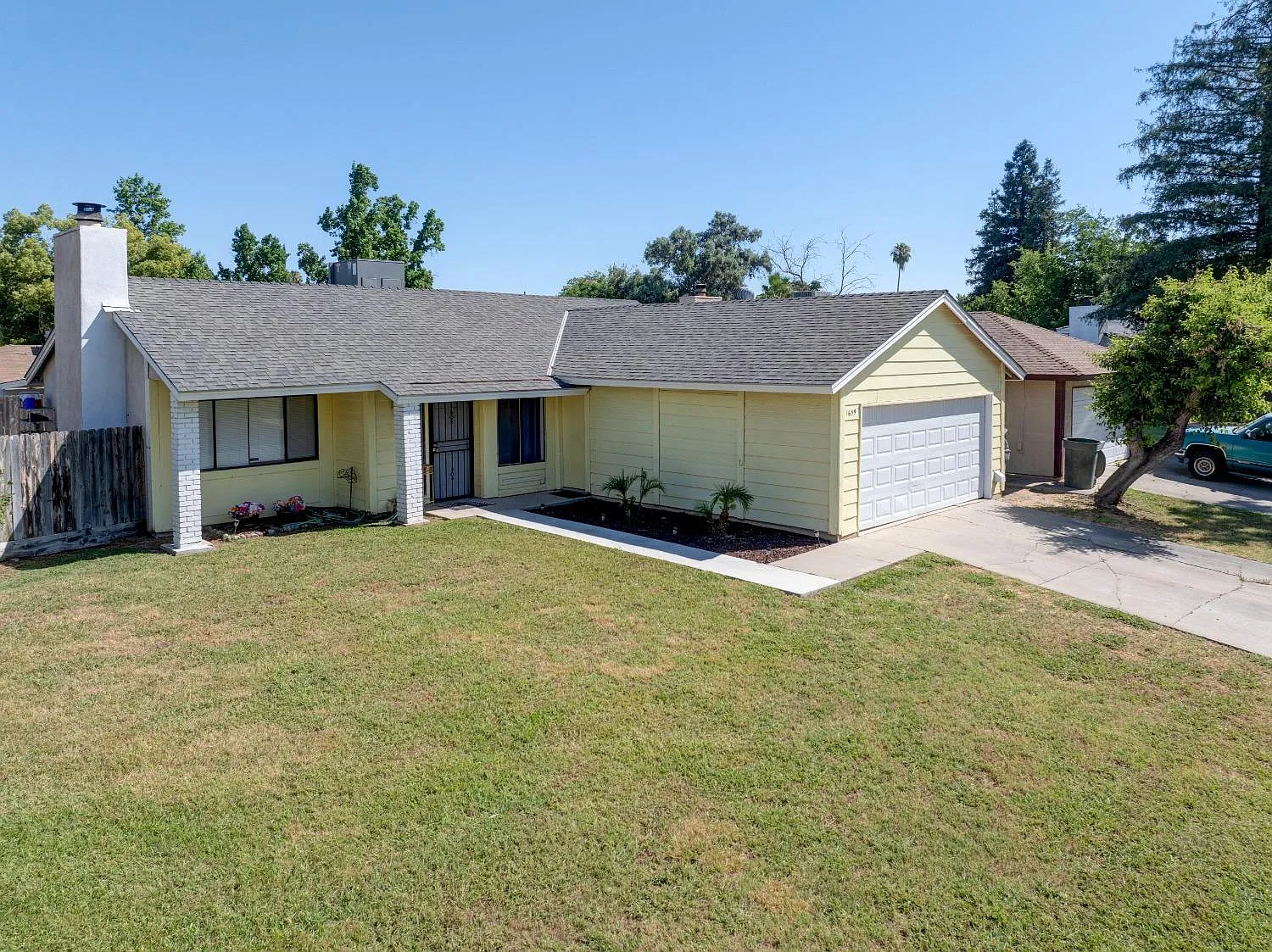 1659 Topeka Dr photo 1