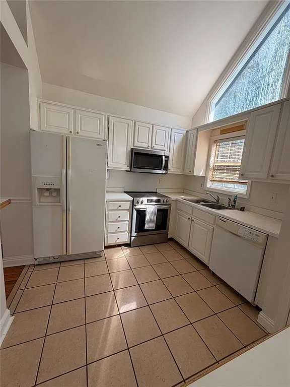 3 bed, 2.0 bath, 2200 sqft, $2,200 — Photo 3