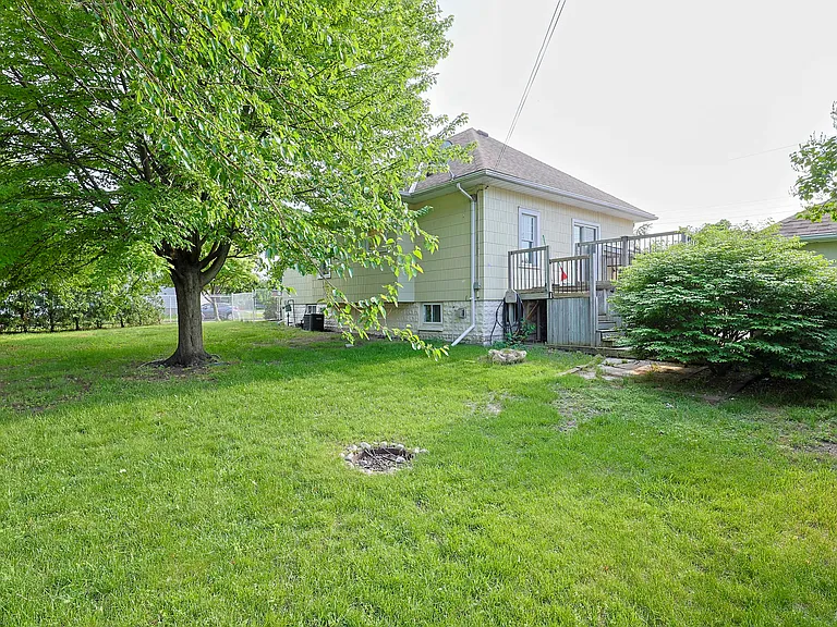 452 Nelson St — Photo 6