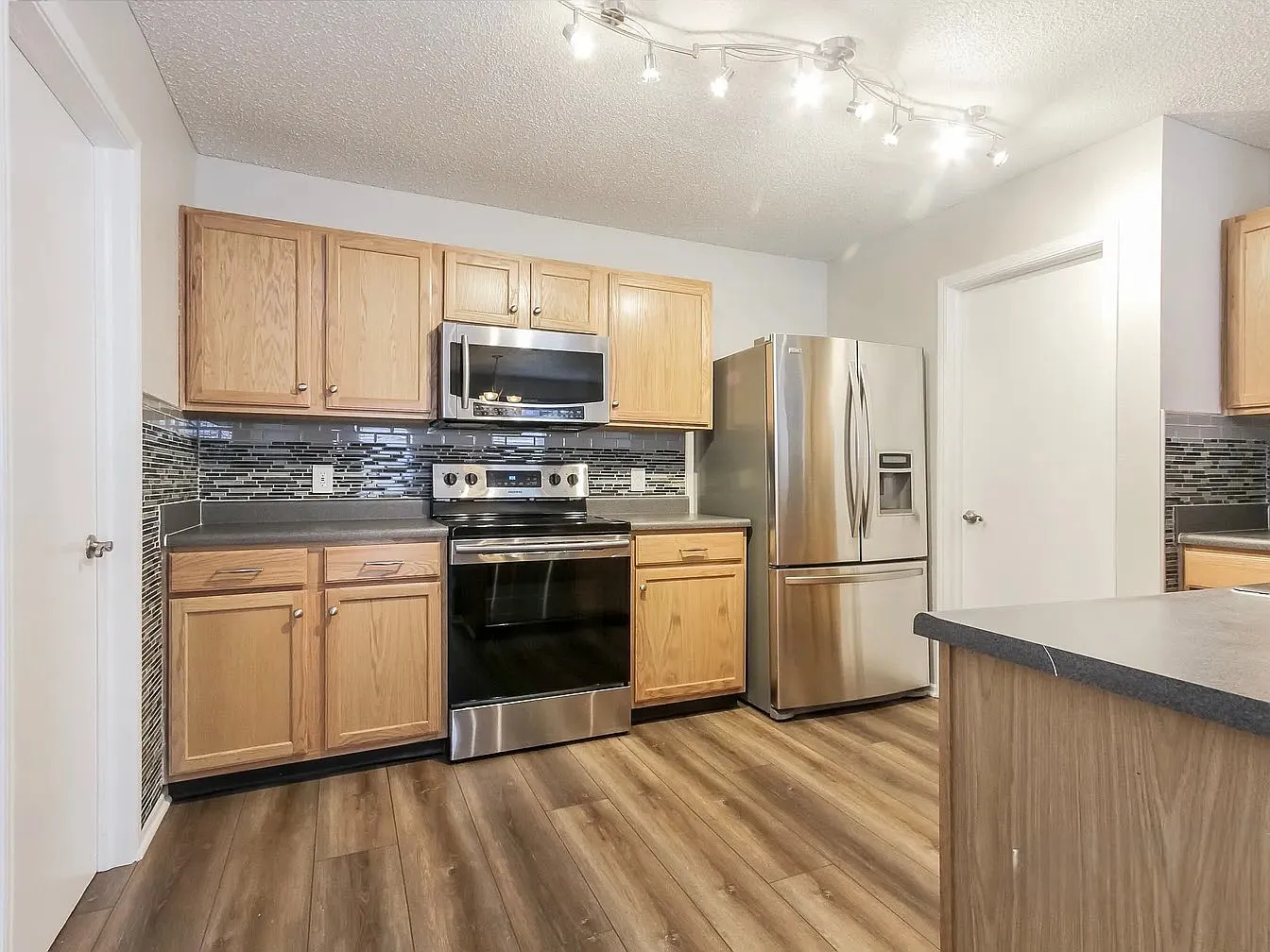 3 bed, 2394 sqft, $2,055 — Photo 3
