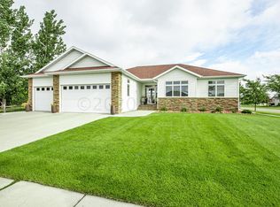 548 Hampton Dr W, Moorhead, MN 56560