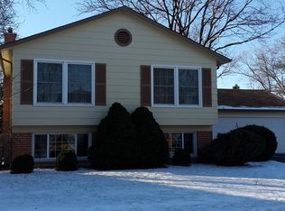103 W Canterbury Dr, Arlington Heights, IL 60004