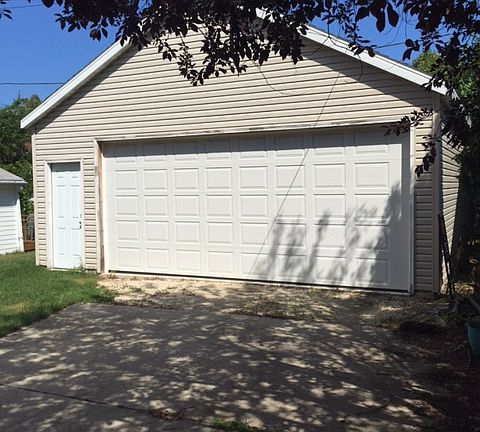 2.5 car garage built in 2009