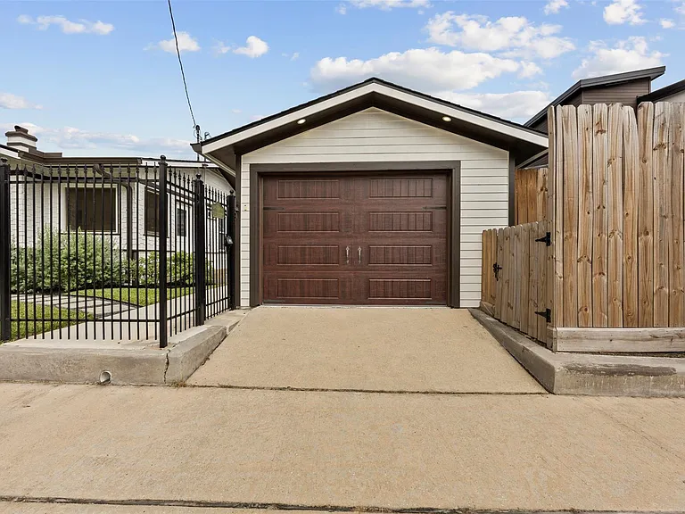 1123 Bomar St — Photo 35