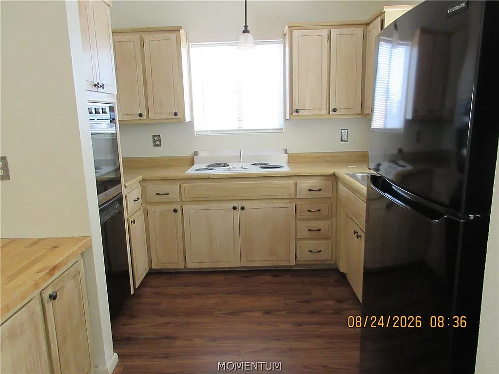 3 bed, 2.0 bath, 1624 sqft, $1,450 — Photo 3
