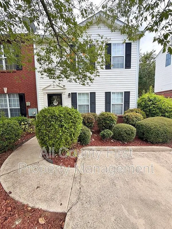2 bed, 1.5 bath, 1280 sqft, $1,570 — Photo 1