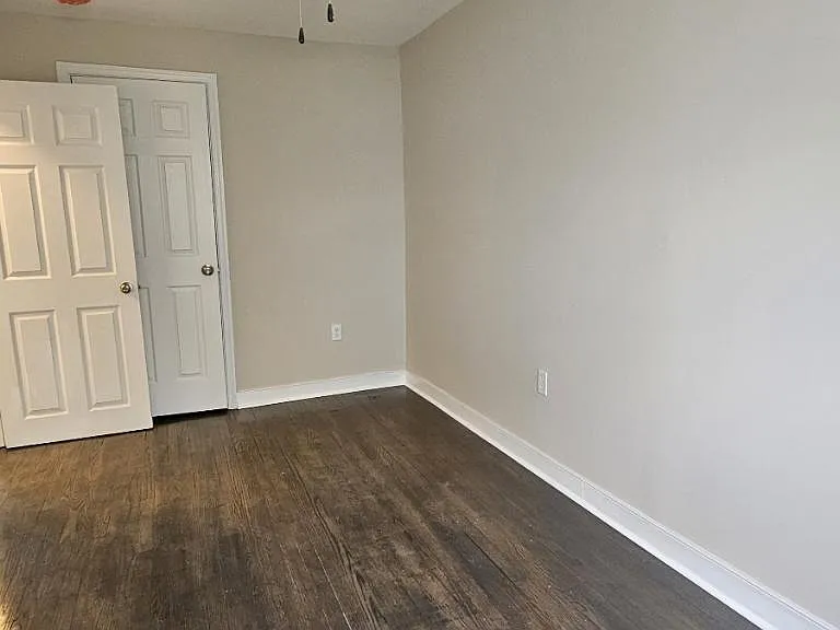 Middle bedroom