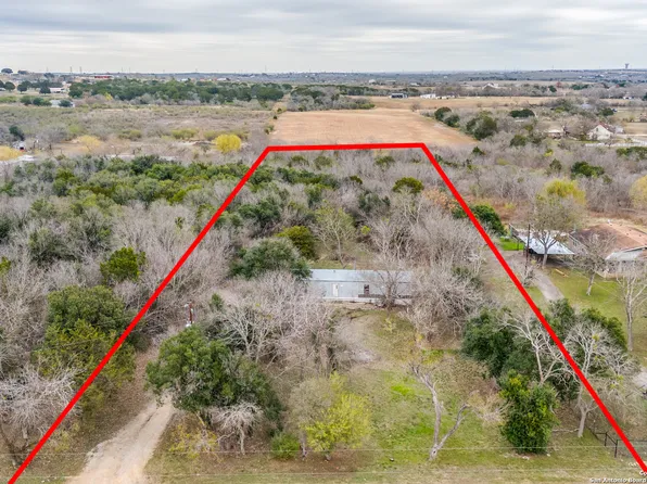 910 Weil Rd, Marion, TX 78124