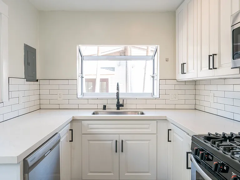 706 Marine St — Photo 8
